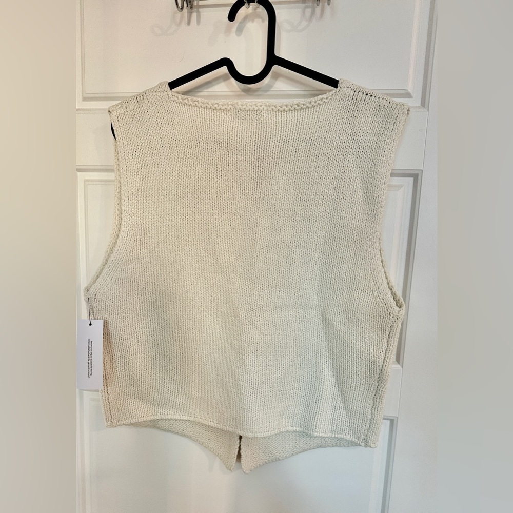 Elegant White Sleeveless Top - Picture 8 of 8